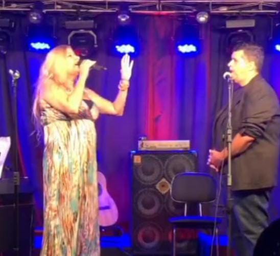 Claudia Monteiro - Professora de Canto, Teclado, Piano e Órgão na Cantoterapia Essencial